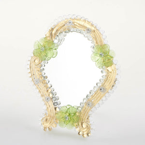 Elegante specchio artigianale da tavolo "Calla" con riflessi Oro e dettagli floreali di colore verde 