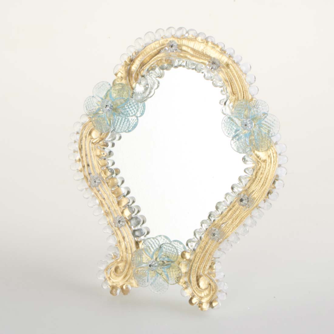 Elegante specchio artigianale da tavolo "Calla" con riflessi Oro e dettagli floreali in Azzurro 