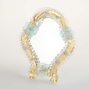 Elegante specchio artigianale da tavolo "Calla" con riflessi Oro e dettagli floreali in Azzurro 