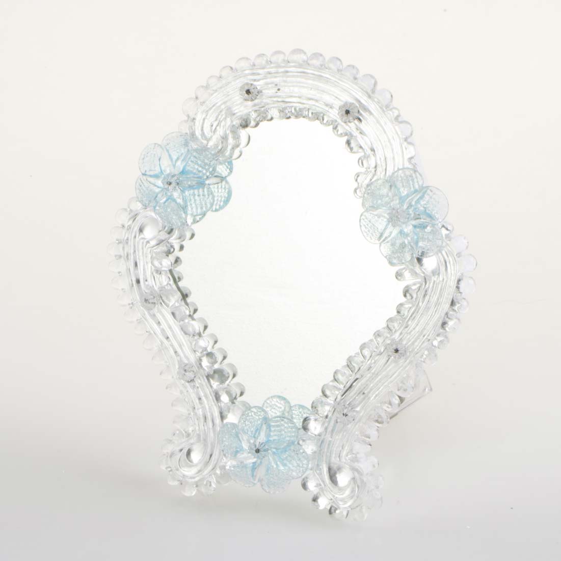 Elegante specchio artigianale da tavolo "Calla" con riflessi Argento e dettagli floreali in azzurro
