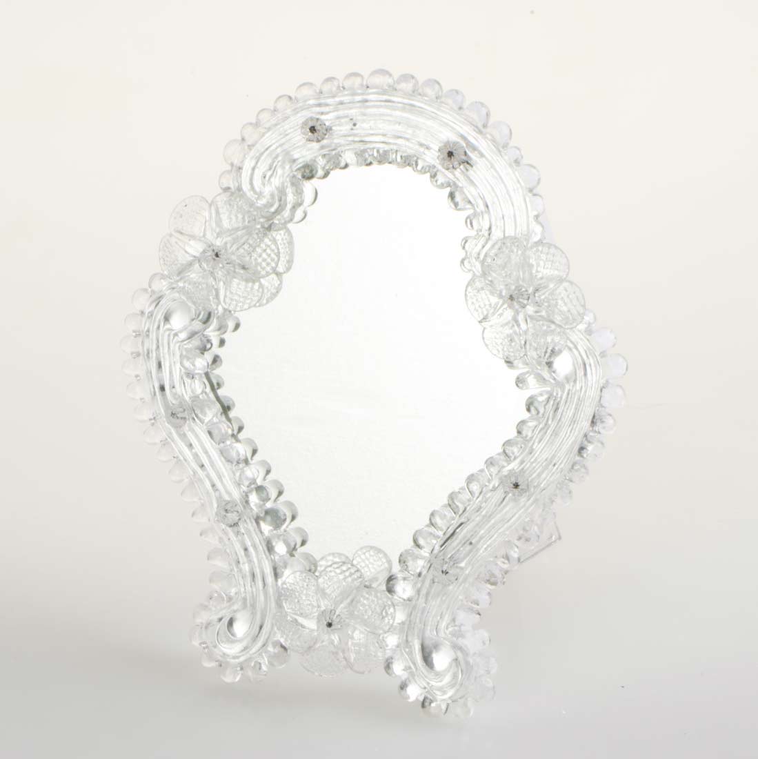 Elegante specchio artigianale da tavolo "Calla" con riflessi Argento e dettagli floreali in Cristallo 