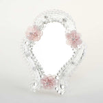 Load image into Gallery viewer, Elegante specchio artigianale da tavolo &quot;Calla&quot; con riflessi Argento e dettagli floreali di colore rosa
