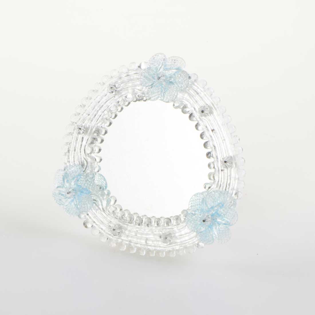 Elegante specchio artigianale da tavolo "Fresia" con riflessi Argento e dettagli floreali di colore azzurro