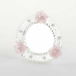 Load image into Gallery viewer, Elegante specchio artigianale da tavolo &quot;Fresia&quot; con riflessi Argento e dettagli floreali di colore rosa

